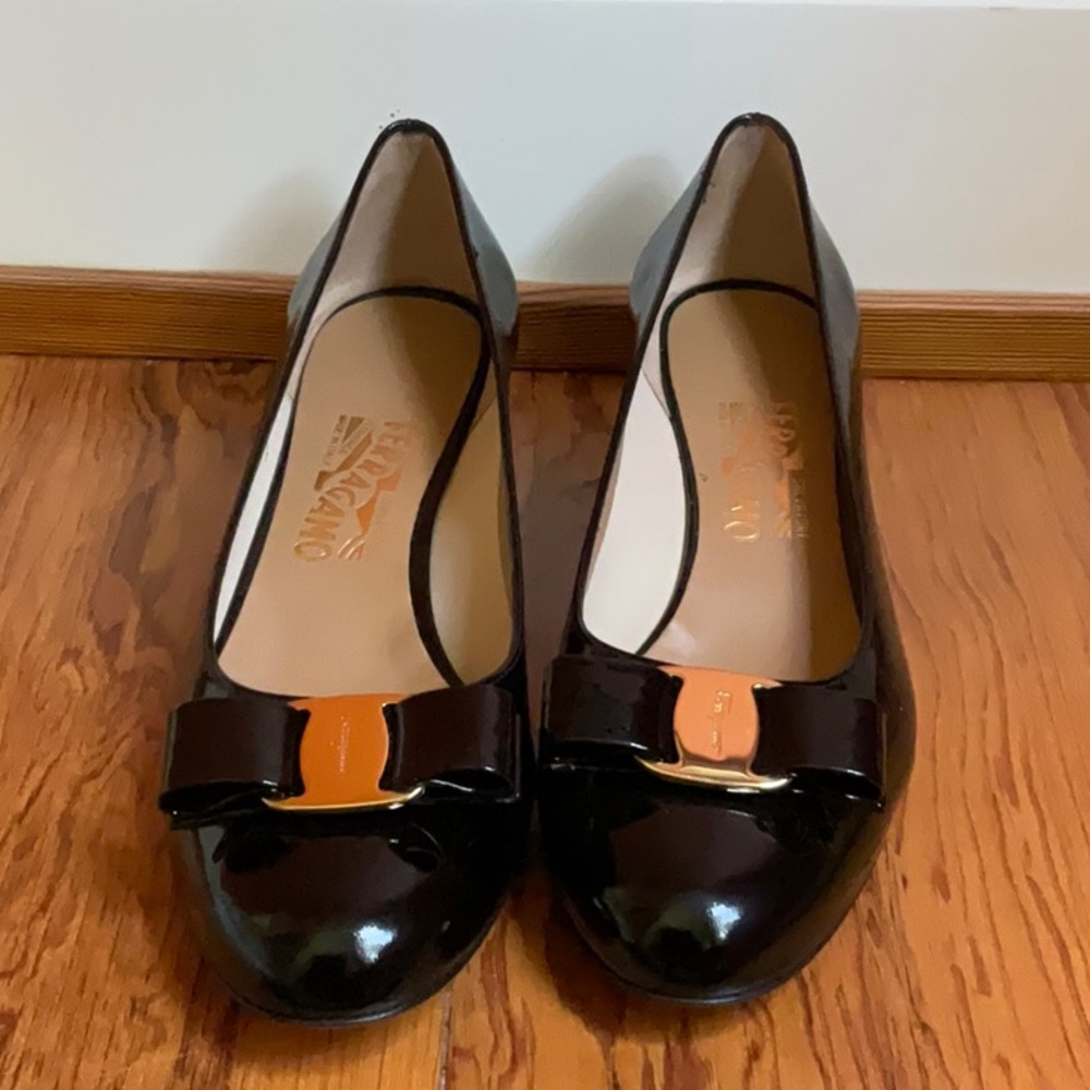 Ferragamo Vara Bow Pump size 9.5